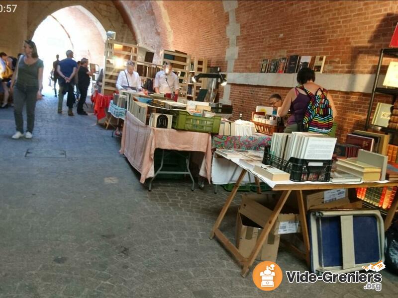 Le livre ancien sous la porte -- salon bouquiniste