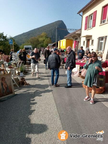 Marché aux puces autour de la gare de Chambrelien NE