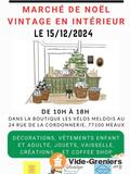 Marché aux puces vintage et créations de Noël en intérieur