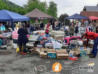 Photo de l'événement Monthion sur la place du village Vide-Greniers du printemps