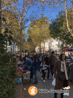 Photo de l'événement Paris 9ème (Vide greniers) Boulevard de Rochechouart