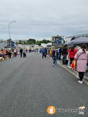 Vide grenier d'automne extérieur