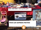 Photo vide grenier .marché aux puces à Venzolasca