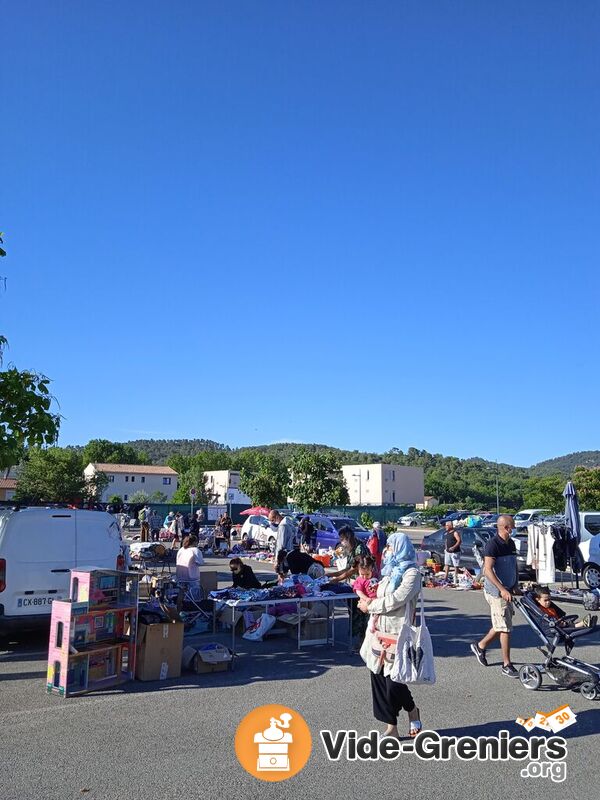 Vide greniers tous les dimanches et marché